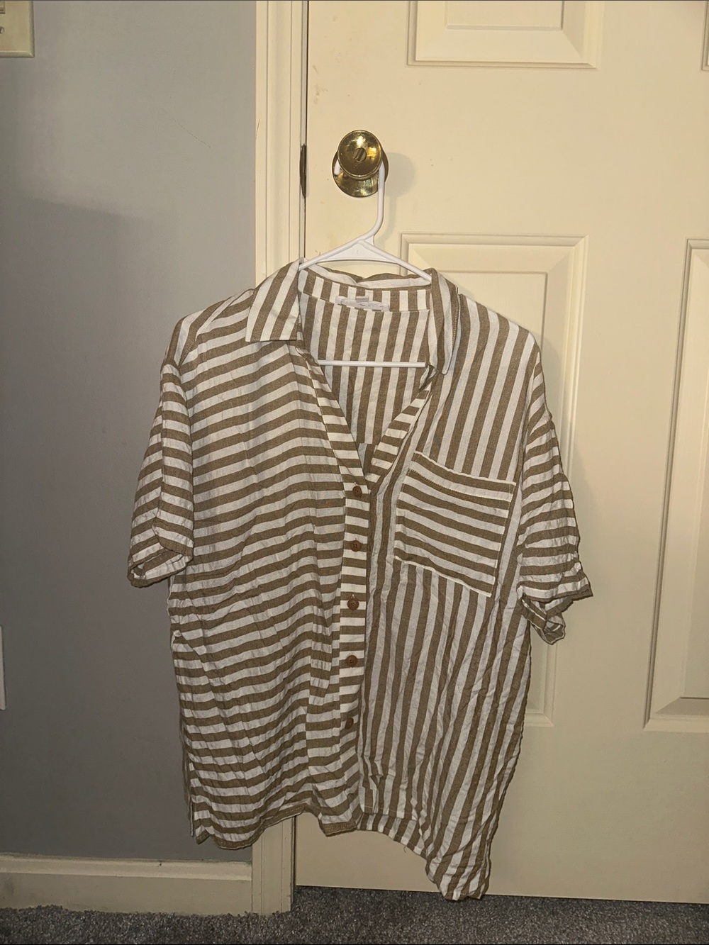 Jane and Delancey Beige & White Striped Short-Sleeve Button Front Blouse